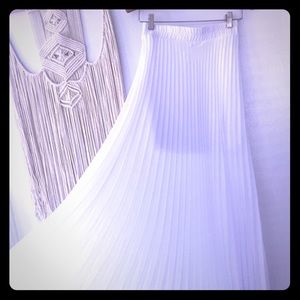 Route 3 // Pleated white maxi skirt EUC